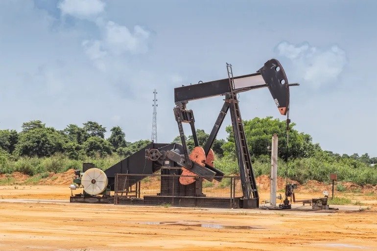الحكومة الأنغولية تعلن انخفاض عائدات النفط بنسبة الثلث