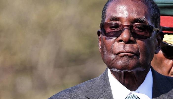 ملفات إبستين تلمّح إلى علاقات مالية محتملة مع روبرت موغابي